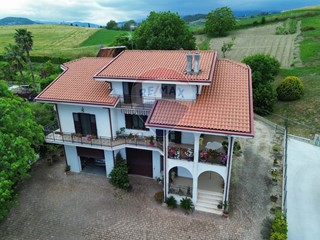 Casa Indipendente in Vendita a Sant'Eusanio del Sangro, 198'000€, 355 m²
