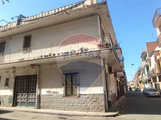 Casa Indipendente in Vendita a Paternò, 100'000€, 244 m²