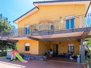 Villa in Vendita a Mascalucia, 270'000€, 280 m²