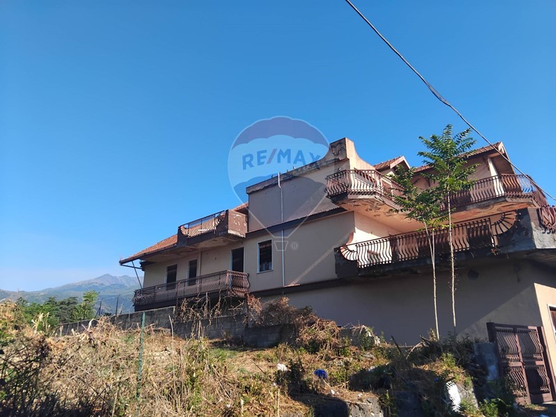 Attico in Vendita a Santa Venerina, 85'000€, 153 m²