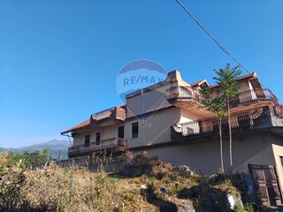 Attico in Vendita a Santa Venerina, 85'000€, 153 m²