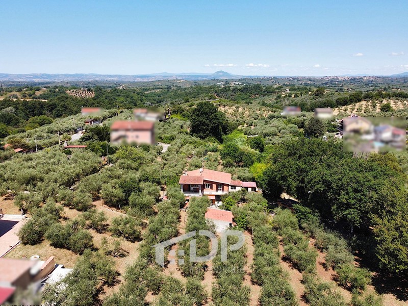 Casa Indipendente in Vendita a Palombara Sabina, 223'000&euro;, 260 m²