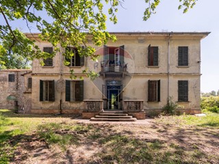 Villa in Vendita a Parma, 1050 m², con Box