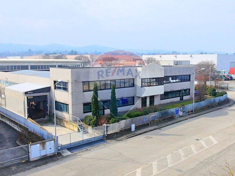 Capannone in Vendita a Traversetolo, 900'000€, 1400 m²