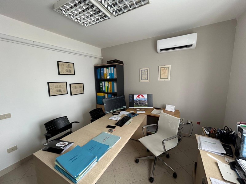 Ufficio in Affitto a Cascina, 650€, 75 m²