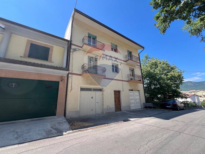 Casa Semi Indipendente in Vendita a Colledimezzo, 60'000€, 329 m²