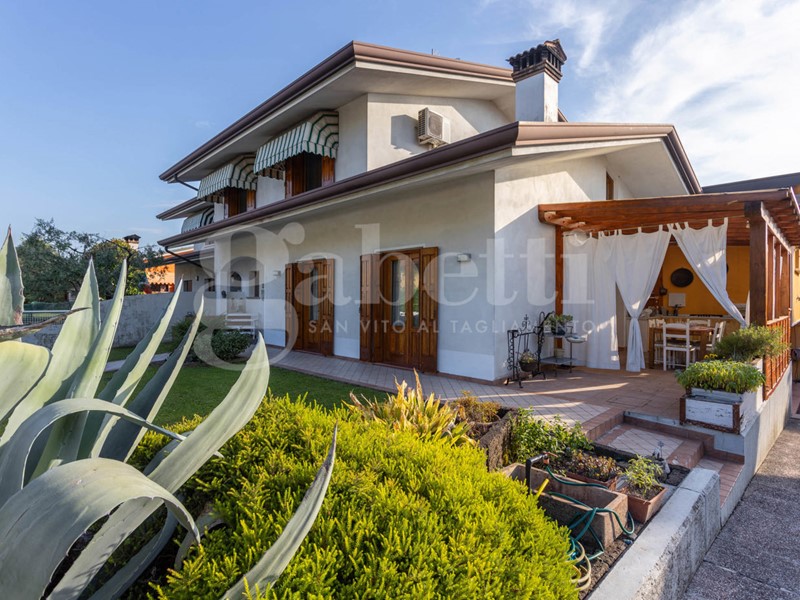 Villa bifamiliare in Vendita a Zoppola, 350'000€, 290 m², arredato