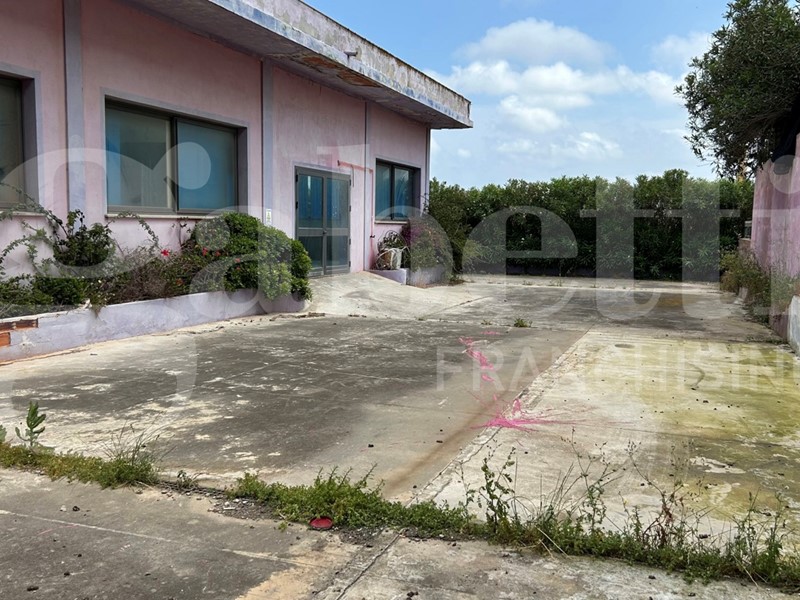 Capannone in Vendita a Santa Teresa Gallura, 250'000€, 913 m²