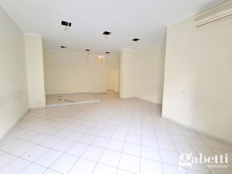 Negozio in Affitto a Casalnuovo di Napoli, 400€, 50 m²