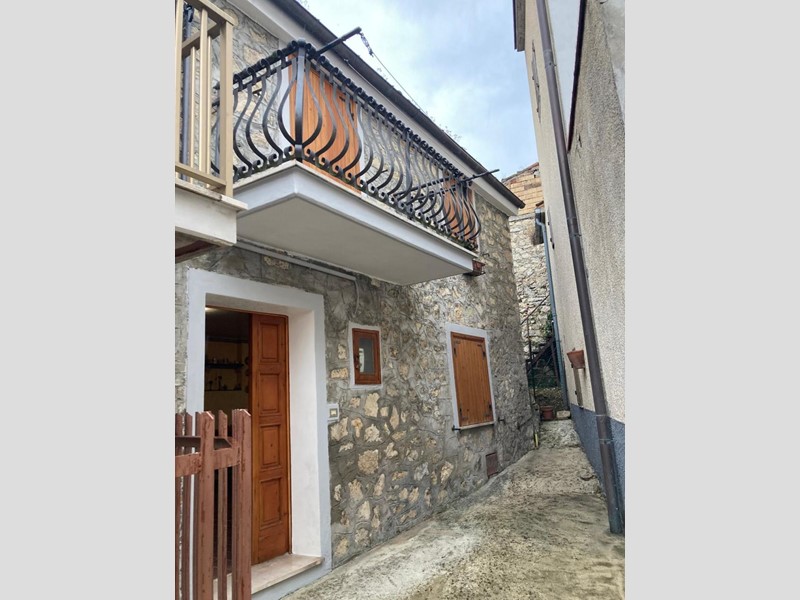 Quadrilocale in Vendita a Isola del Gran Sasso d'Italia, 48'000€, 70 m², arredato