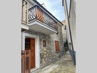 Quadrilocale in Vendita a Isola del Gran Sasso d'Italia, 48'000€, 70 m², arredato