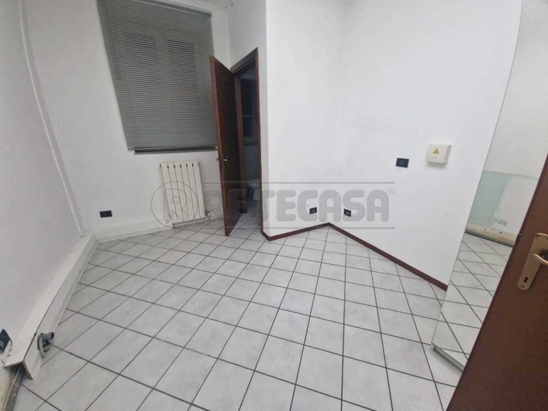 Immobile commerciale in Affitto a Cremona, 900€, 97 m²