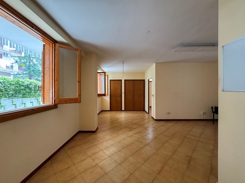 Ufficio in Affitto a Ruvo di Puglia, 300€, 50 m²