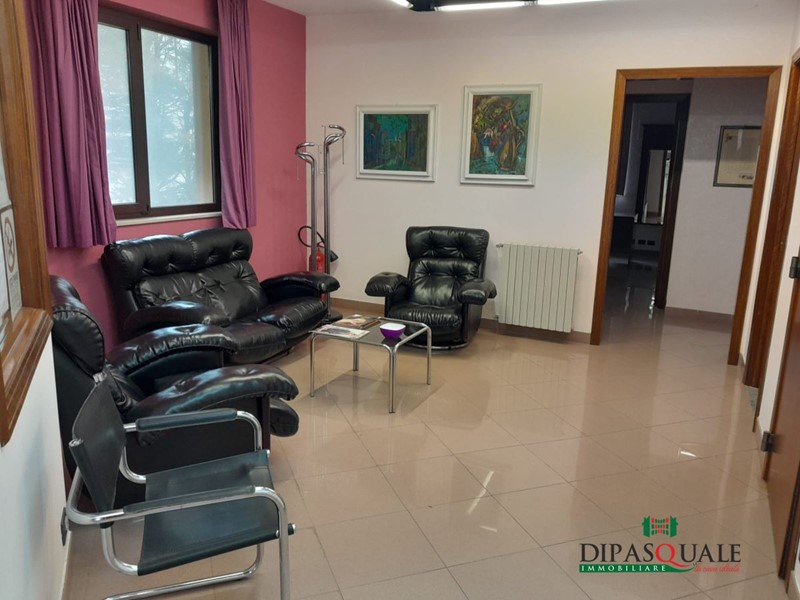 Ufficio in Affitto a Ragusa, 1'100€, 200 m²