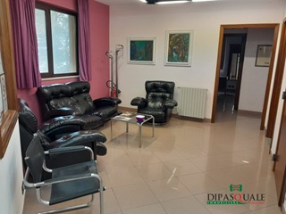 Ufficio in Affitto a Ragusa, 1'100€, 200 m²