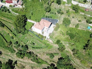 Villa in Vendita a Castelnuovo di Garfagnana, 250'000&euro;, 300 m²