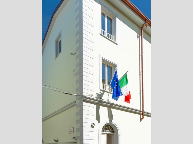 Ufficio in Affitto a Massa, 2'500€, 250 m²