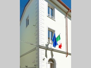 Ufficio in Affitto a Massa, 2'500€, 250 m²