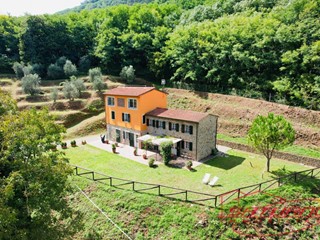 Casa di corte in Vendita a Capannori, zona San Gennaro, 870'000€, 260 m²