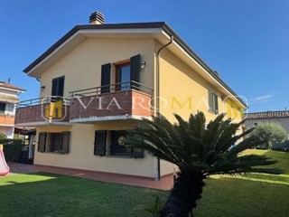 Casa Indipendente in Vendita a Lucca, zona San Pietro a Vico, 495'000&euro;, 270 m², arredato