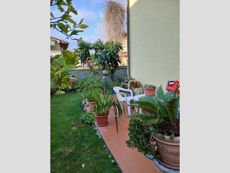 Villa bifamiliare in Vendita a Massa, zona Marina di Massa, 430'000&euro;, 150 m²