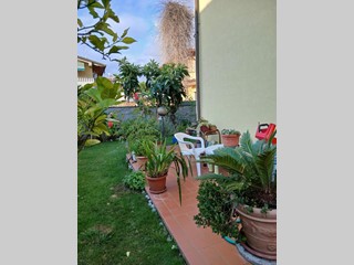 Villa bifamiliare in Vendita a Massa, zona Marina di Massa, 430'000&euro;, 150 m²
