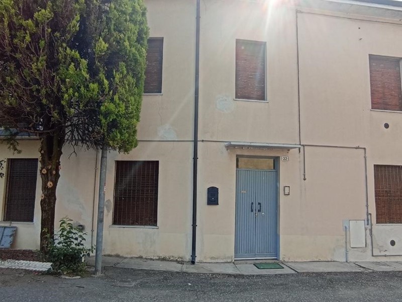 Casa Semi Indipendente in Vendita a Gattatico, zona Ponte Enza, 105'000€, 160 m², con Box