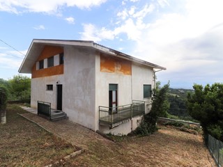 Villa in Vendita a Belvedere Langhe, 95'000€, 360 m²