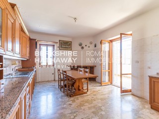 Trilocale in Vendita a Roma, 225'000&euro;, 102 m²