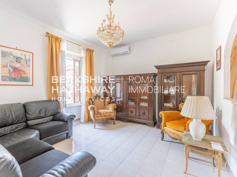 Trilocale in Vendita a Roma, 229'000&euro;, 82 m²