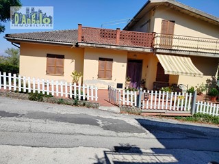 Casa Indipendente in Vendita a Castignano, 195'000€, 224 m²