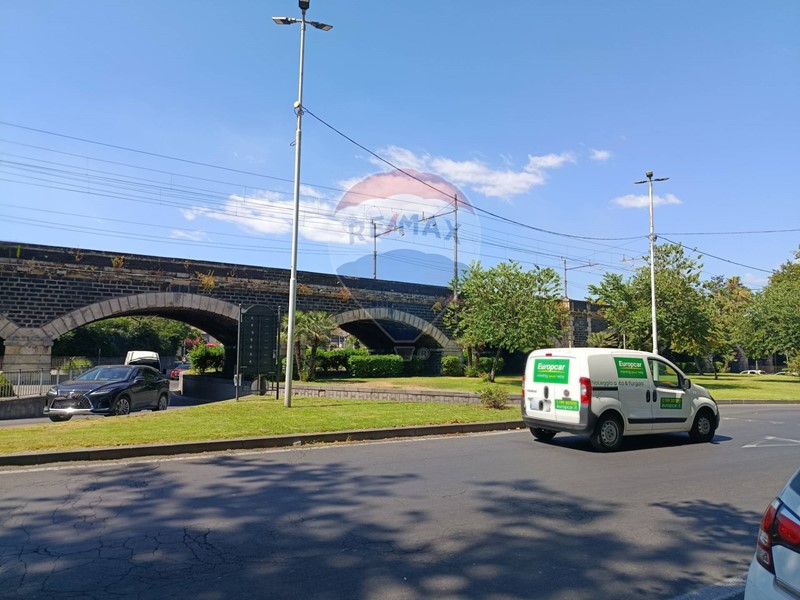 Immobile commerciale in Vendita a Catania, 450'000&euro;, 270 m²