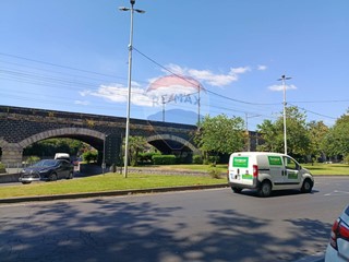 Immobile commerciale in Vendita a Catania, 450'000&euro;, 270 m²