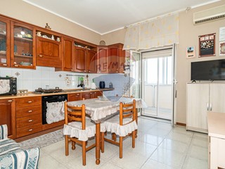 Appartamento in Vendita a Catania, 75'000&euro;, 90 m²