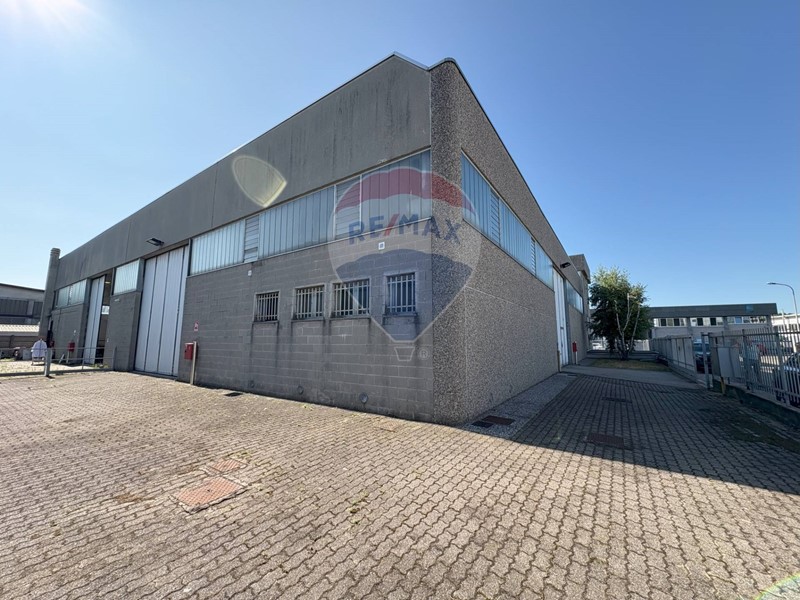 Capannone in Affitto a Lainate, 3'000€, 480 m²