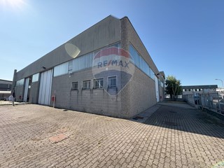 Capannone in Affitto a Lainate, 3'000€, 480 m²