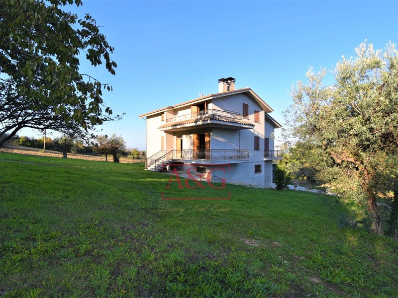 Casa Indipendente in Vendita a Monteleone di Fermo, 240'000€, 560 m²