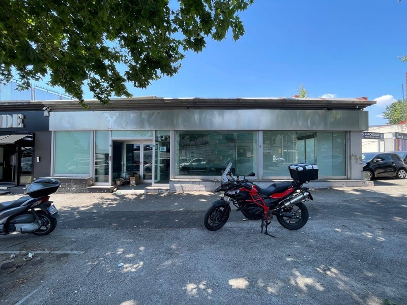 Negozio in Affitto a Napoli, 7'000€, 336 m²