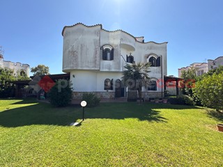 Villa bifamiliare in Vendita a Terracina, 370'000€, 130 m², arredato