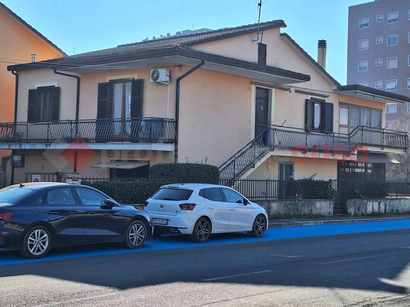 Casa Indipendente in Vendita a Frosinone, 160'000€, 110 m²