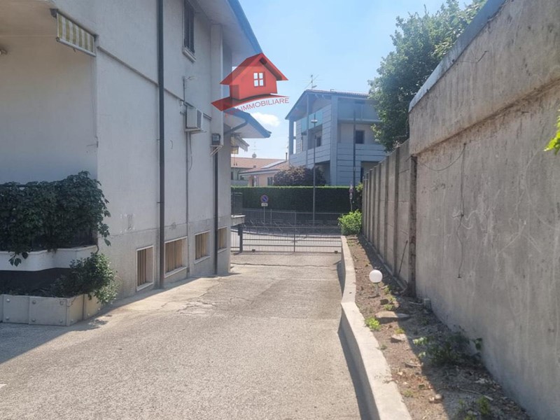 Villa in Vendita a Brembate, 686 m², con Box