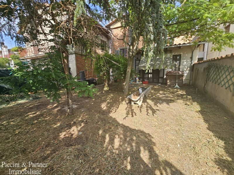 Casa Semi Indipendente in Vendita a Castiglione del Lago, zona Macchie, 140'000€, 199 m², con Box