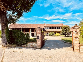 Casa Indipendente in Vendita a Dogliani, 760'000€, 569 m², con Box