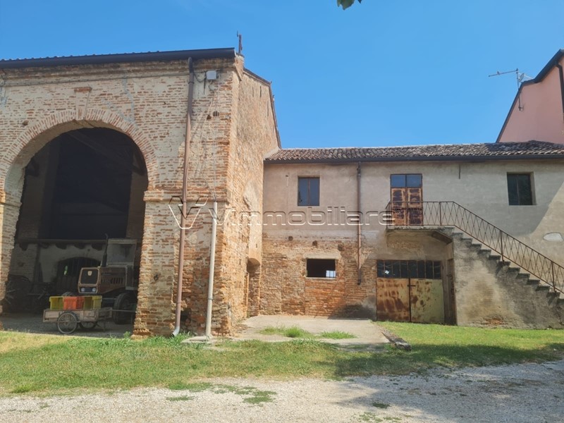 Magazzino in Vendita a Agugliaro, 145'000&euro;, 258 m²