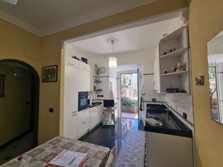 Appartamento in Vendita a Genova, zona Castelletto, 340'000€, 150 m², con Box