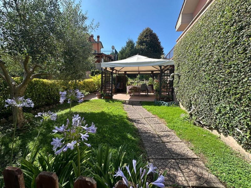 Casa Indipendente in Vendita a Guidonia Montecelio, zona Pichini, 369'000€, 300 m²