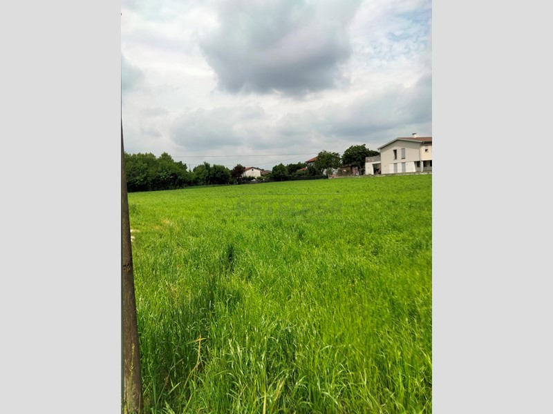 Terreno edificabile in Vendita a Pozzoleone, zona POZZOLEONE, 82'000&euro;, 1829 m²