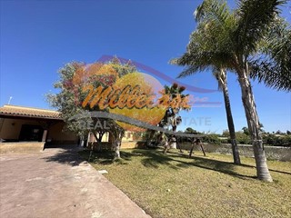 Villa in Vendita a Siracusa, zona Arenella, 148'000&euro;, 75 m²