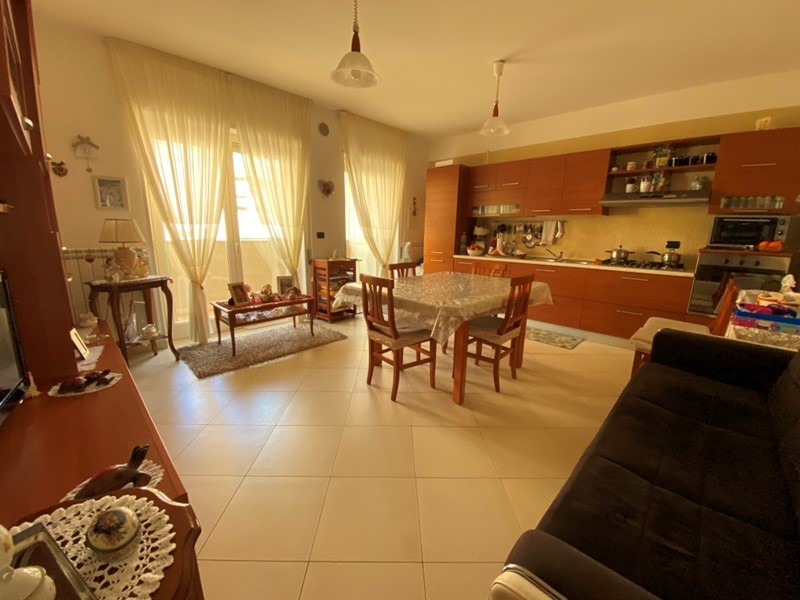 Trilocale in Vendita a Casamassima, 142'000€, 75 m², con Box