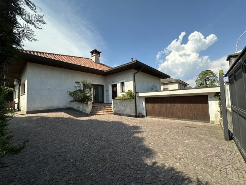 Villa in Vendita a Parabiago, 495'000€, 235 m²